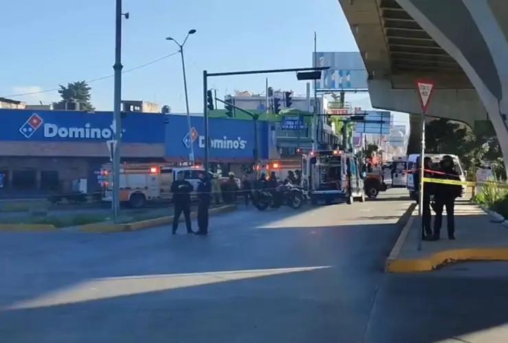 mujer se lanza de puente