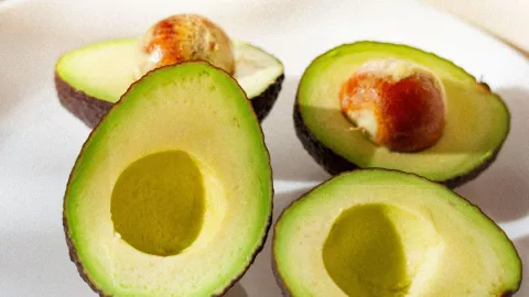 Así puedes volver a usar la cáscara de los aguacates