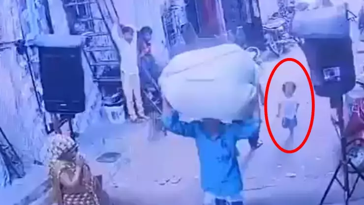 Niña de 3 años muere en India