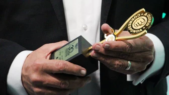 Benjamín Salinas entregó un especial reconocimiento a Jorge Garralda por estos 30 años de A Quien Corresponda