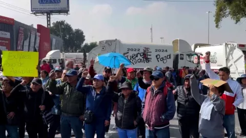 Continúan los bloqueos en vialidades de Ecatepec por trabajadores que exigen el pago de salarios y aguinaldos.