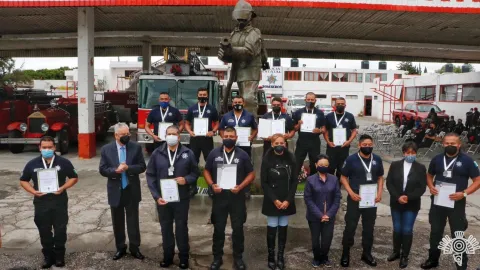 Reconocimiento a bomberos por rescate en socavón.jpg