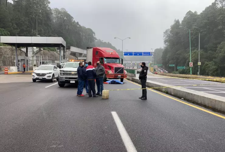 Hombre muere atropellado en la México-Toluca, hay caos vial