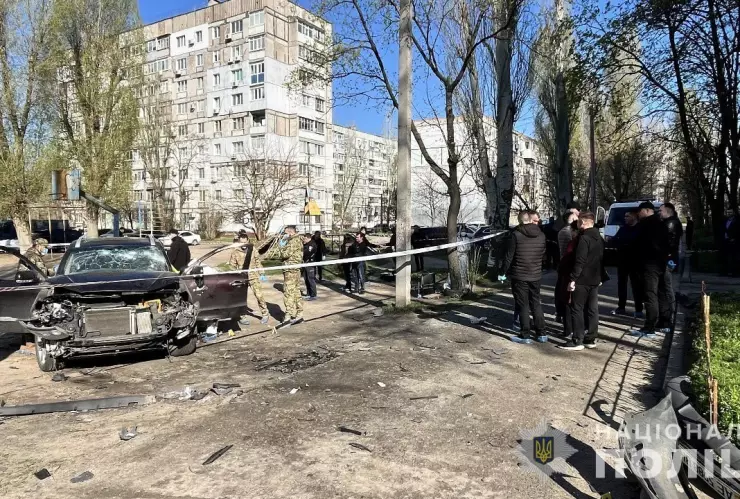 Restos de un vehículo destruido por explosión en Dnipró, Ucrania, donde murió el político Yuri Fedko en un atentado con coche bomba investigado por el SBU.