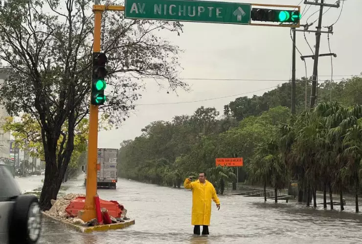 Tráfico hoy_ Realizan cortes viales por lluvias en Cancún este martes 18 de junio de 2024.jpg
