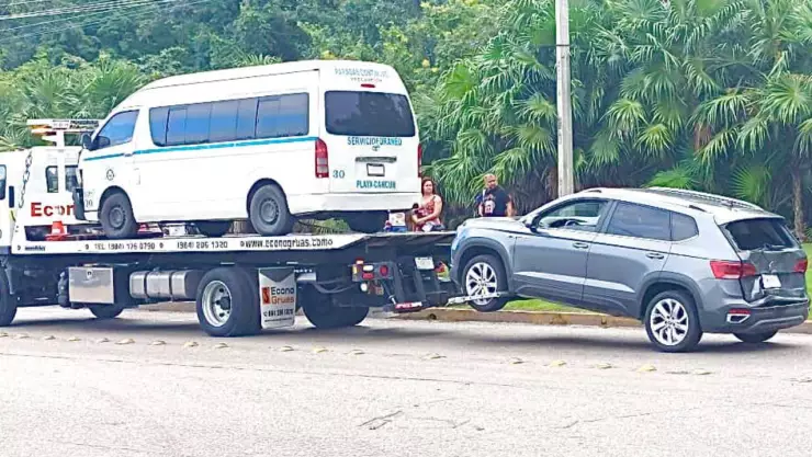 Choque entre una van de pasajeros y un vehículo en Playa del Carmen