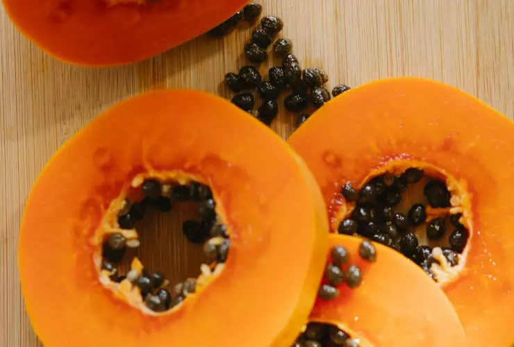 Esta es la fruta tropical que cuida la salud de tu estómago y previene la indigestión