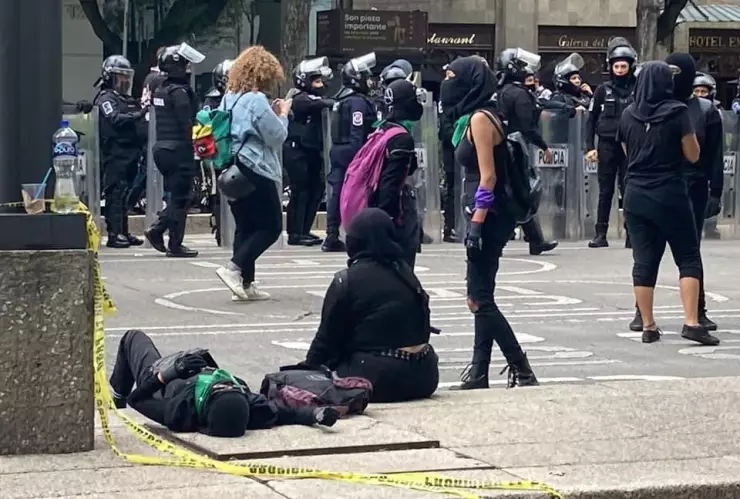 Encapuchadas causan destrozos en marcha a favor del aborto en CDMX