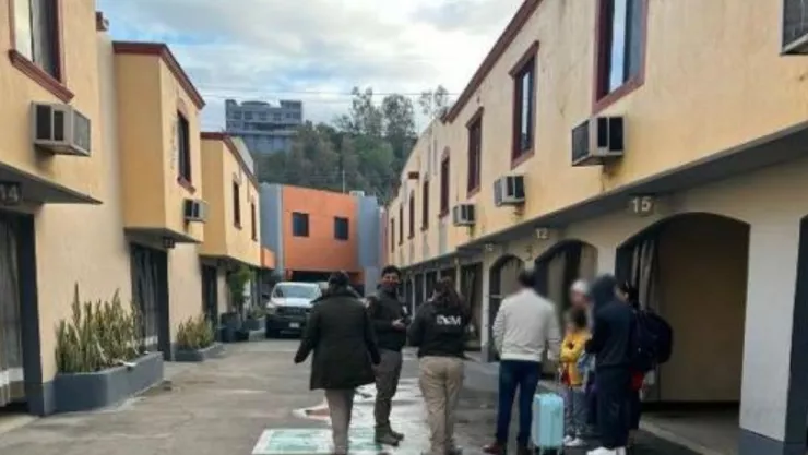 Rescatan a 79 migrantes en Tijuana hacinados en cuartos de hoteles