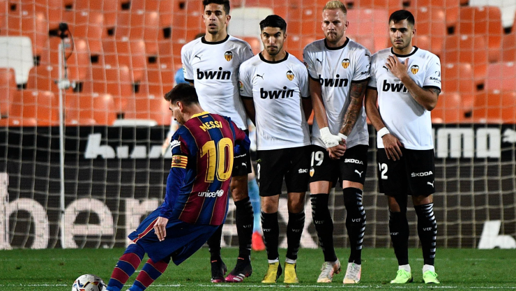 Messi lanza un tiro libre con Barcelona