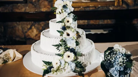 49 ideas de pastel de bodas que puedes tomar como inspiración: desde sencillos hasta muy elaborados.