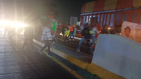 Protestan en la caseta de San Marcos de la autopista México-Puebla; permiten el paso y piden localizar a un joven desaparecido