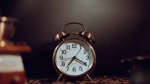 La razón por la que no debes usar varias alarmas para despertar según expertos