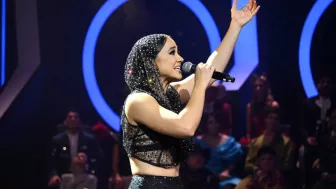 Otro look con transparencias y un bonito empedrado hizo brillas a Caro durante uno de los conciertos.