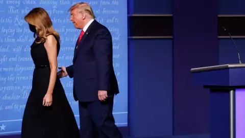 donald trump melania quita mano.jpg
