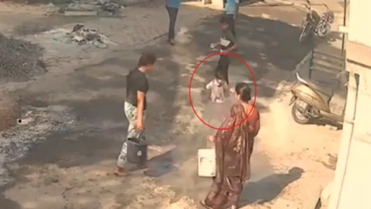 Mujer rocía agua hirviendo a niño en India