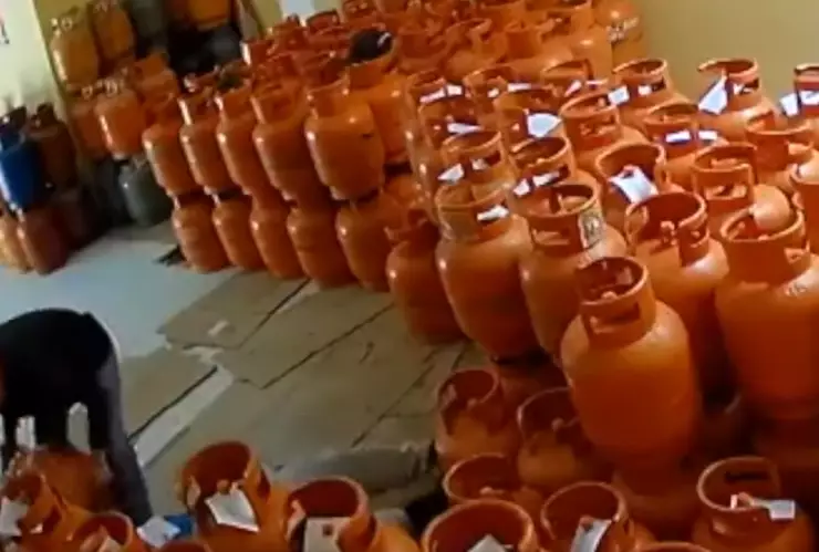 Hombre fallece tras ataque con cilindros de gas