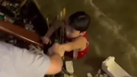 Rescatan a niño arrastrado por fuertes corrientes en Da Nang