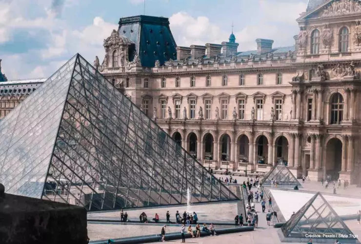 museo del Louvre covid-19.jpg