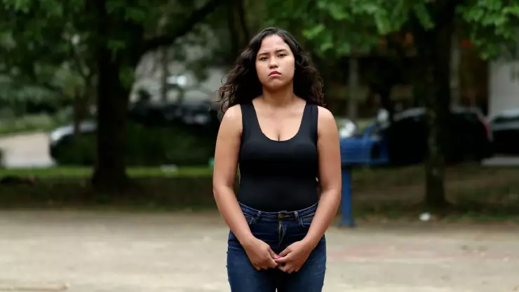 Una joven hispana mira de forma triste a la cámara