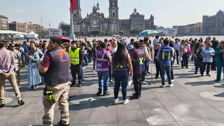 Personas en la explanada del Zócalo capitalino tras un sismo el 4 de mayo.
