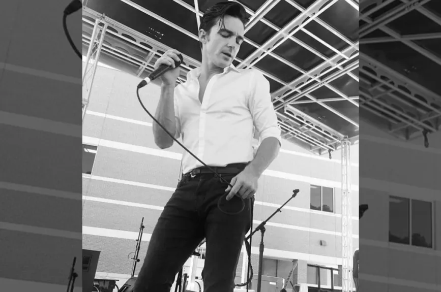 Drake Bell blanco y negro.jpg