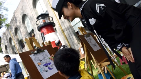 Niños con la Marina de México