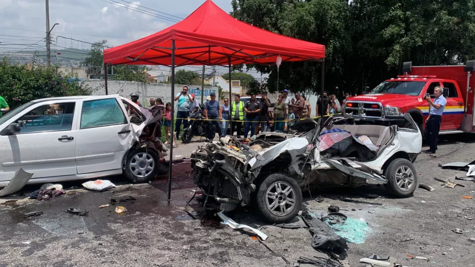 Camioneta destrozada en carretera a Chapala.
