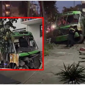 Fuerte choque de camión de pasajeros en CDMX deja un muerto.