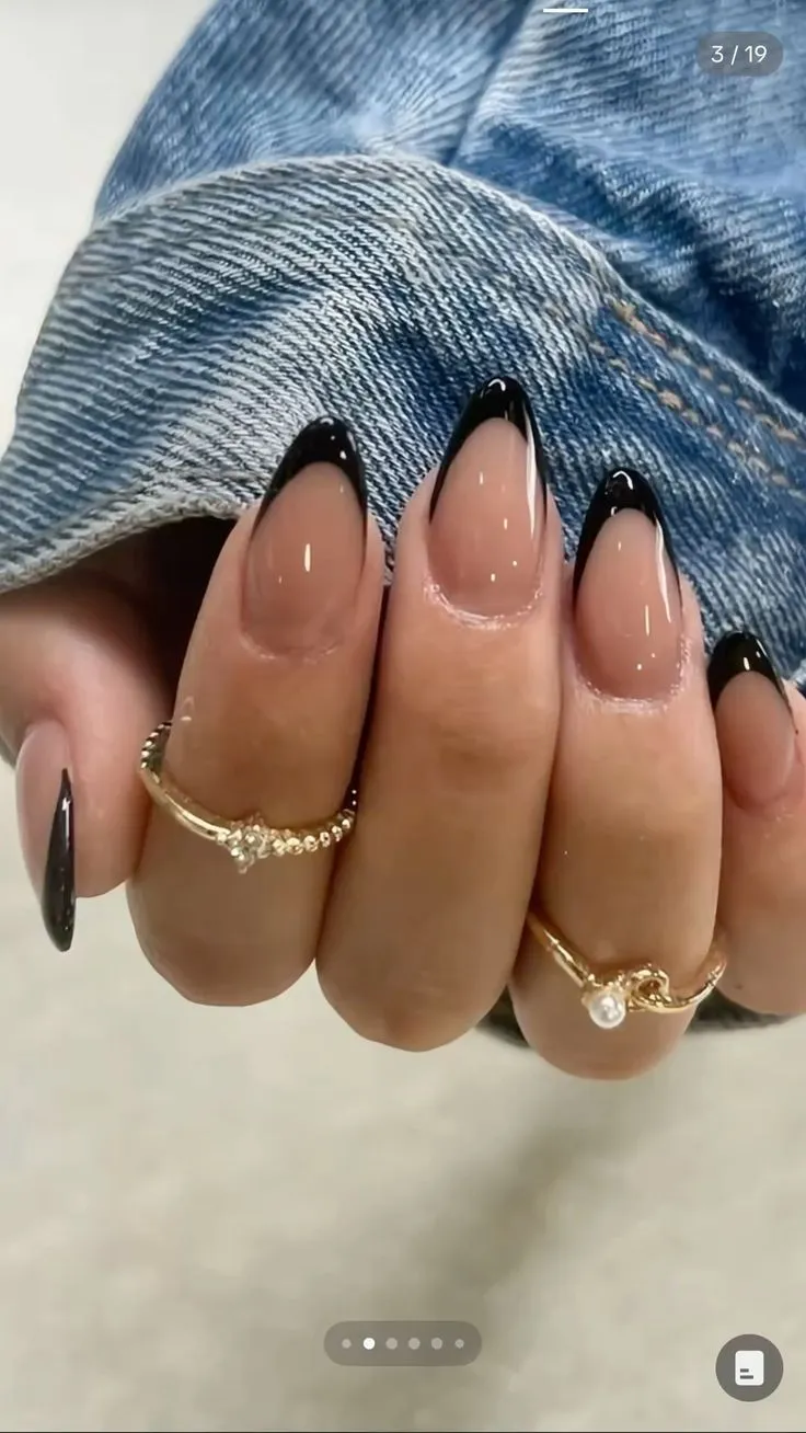 Las uñas francesas con tono negro ayudan a mantener un estilo clásico y elegante