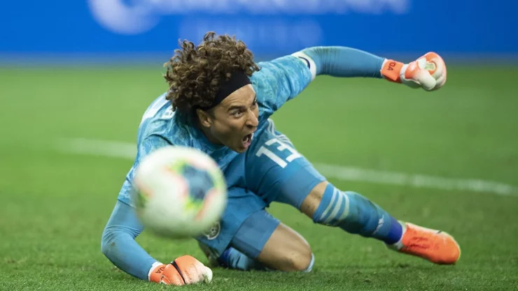 México sufre y vence en penales a Costa Rica