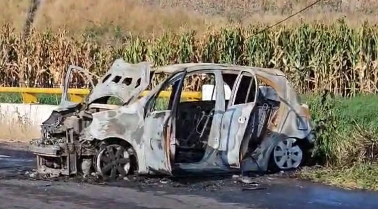 Enfrentamientos y quema de vehículos en Michoacán: Grupo armado ataca a policías| VIDEO