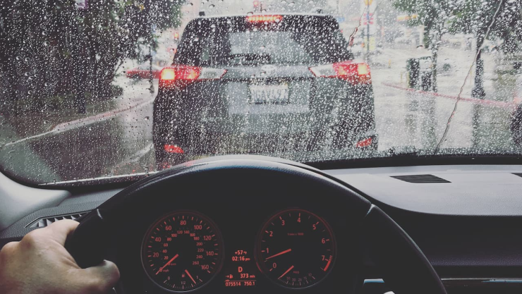 hidroplaneo auto manejando con lluvia