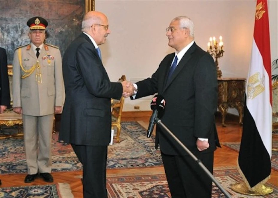 Mohamed ElBaradei, nuevo vicepresidente de Egipto saluda a Adli Mansur, presidente interino egipcio