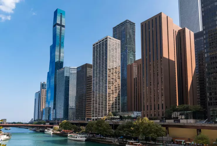 Vista de edificios y río de Chicago