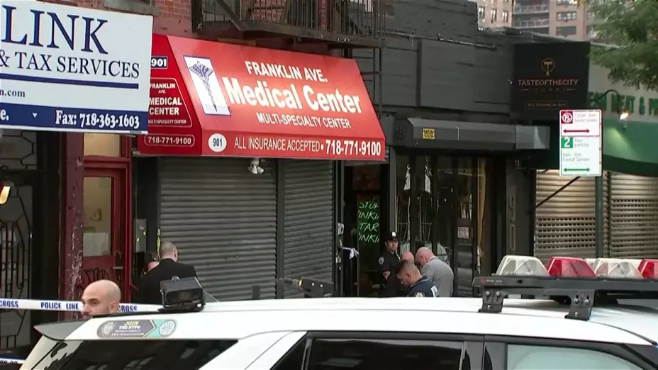 Exterior del bar Taste of the city, escena del tiroteo en Brooklyn, Nueva York, el 17 de agosto de 2025.