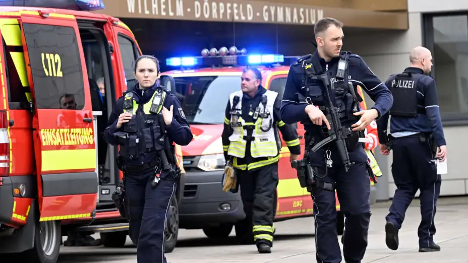Policías en una escuela secundaria de Alemania tras un ataque.