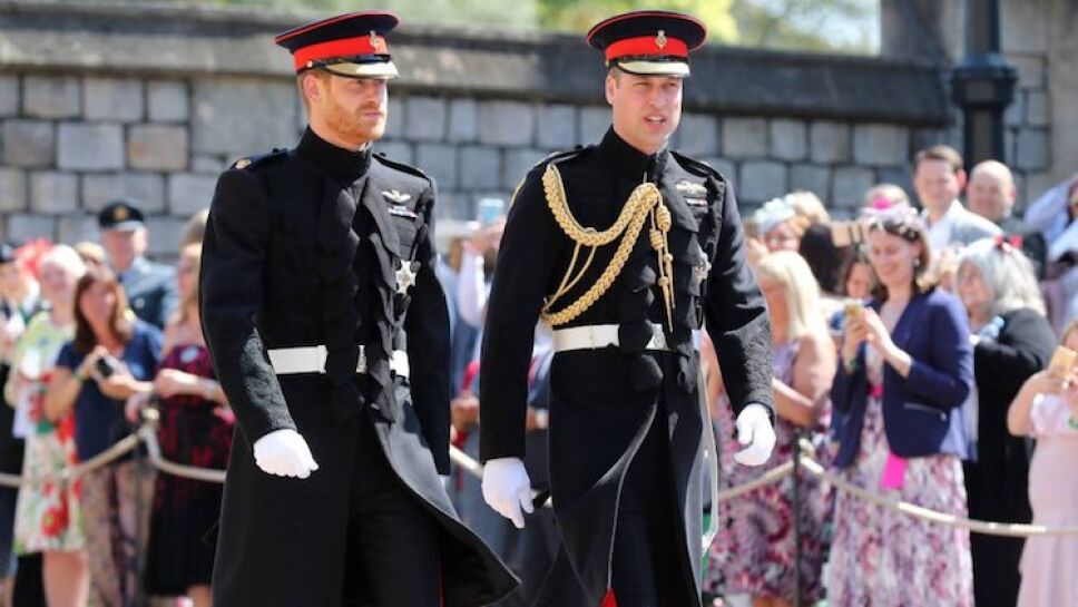 El príncipe Harry llegó a la capilla de St. George acompañado de su hermano William / Foto: Internet