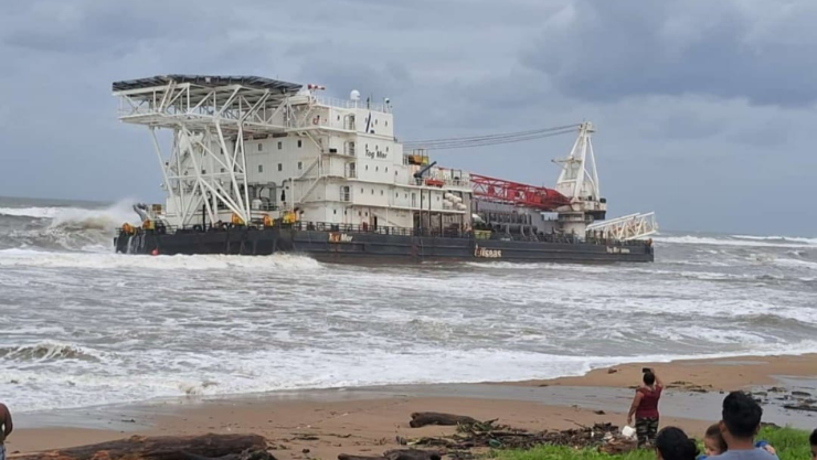 Rescatan a tripulación de la embarcación “Tog Mor” tras encallar en costas de Coatzacoalcos