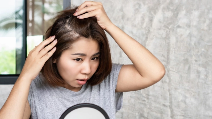 Las canas pueden aparecer en gente joven por estas razones