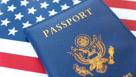 Pasaporte sobre bandera estadounidense