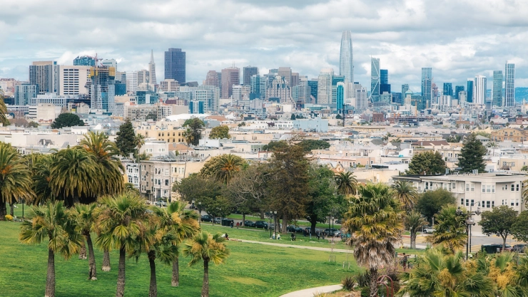 una vista panorámica del skyline de San Francisco y sus espacios verdes.
