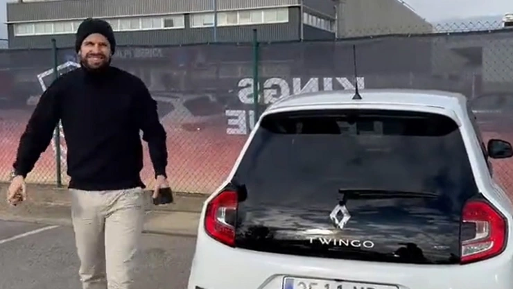 Gerard Piqué manejando un Twingo canción shakira