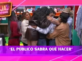 ¡Abrazo grupal! Fernando Lozada rompe en llanto ante la INCERTIDUMBRE en La Granja VIP; esto ocurrió.jpg