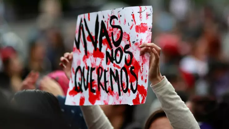 mujer sostiene una pancarta manifestándose contra feminicidios y agresiones sexuales que son constantes en el país, motivo por el que entrará en vigor el Registro Público de Agresores Sexuales de la CDMX a partir del lunes primero de marzo.