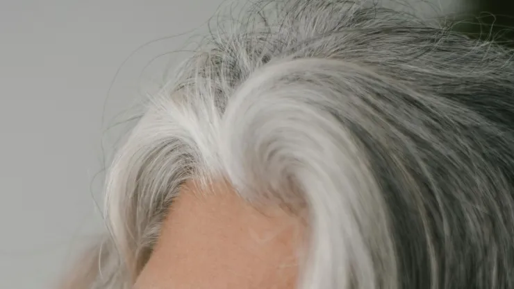 El método natural para ocultar las canas que cada vez más mujeres usan