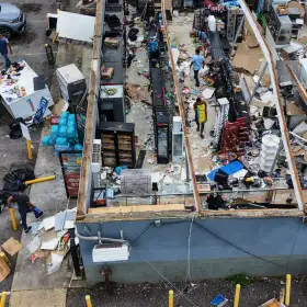 Minimercado destruido tras el paso del huracán Isaías, en Milton, Florida.