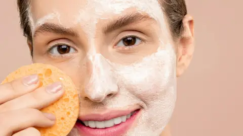 Aplica el tónico de agua de rosas después de una limpieza facial