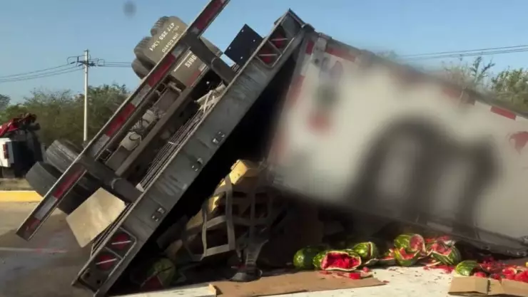 ¡Precaución! Tráiler que transportaba sandías vuelca en la Mérida-Peto