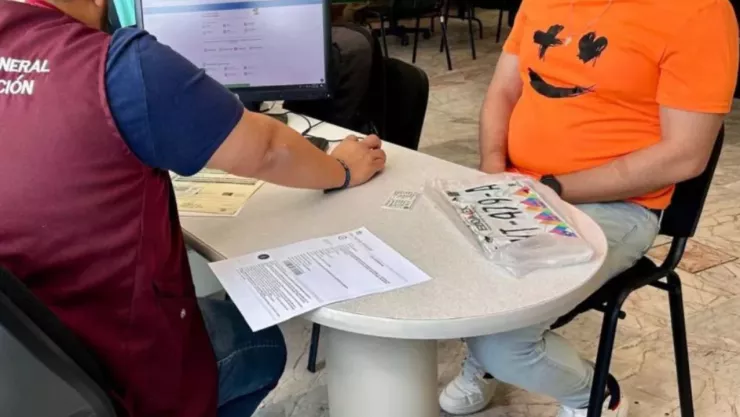 Personal de tránsito del Edomex realizando el reemplacamiento.